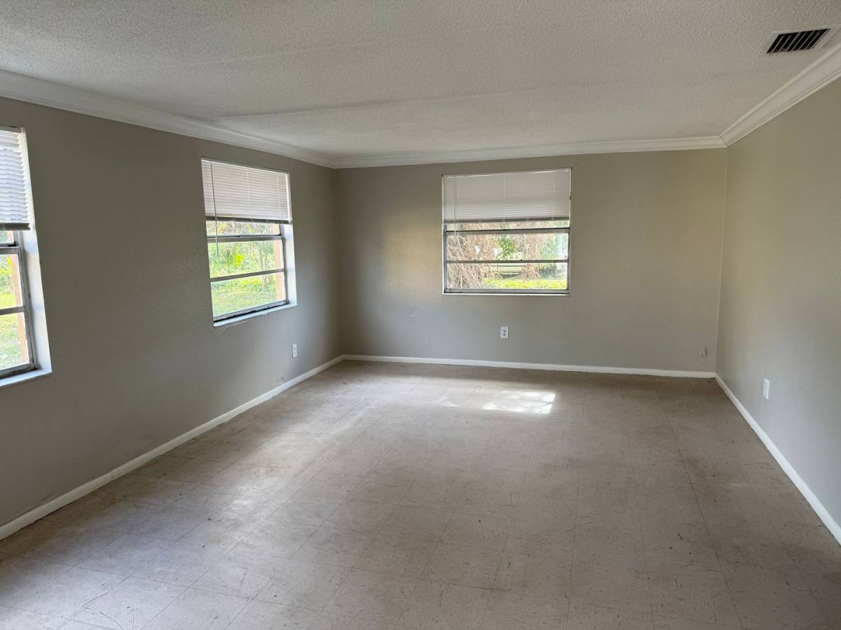 House for rent at 1012 57th Ave Dr E, Bradenton, FL 34203