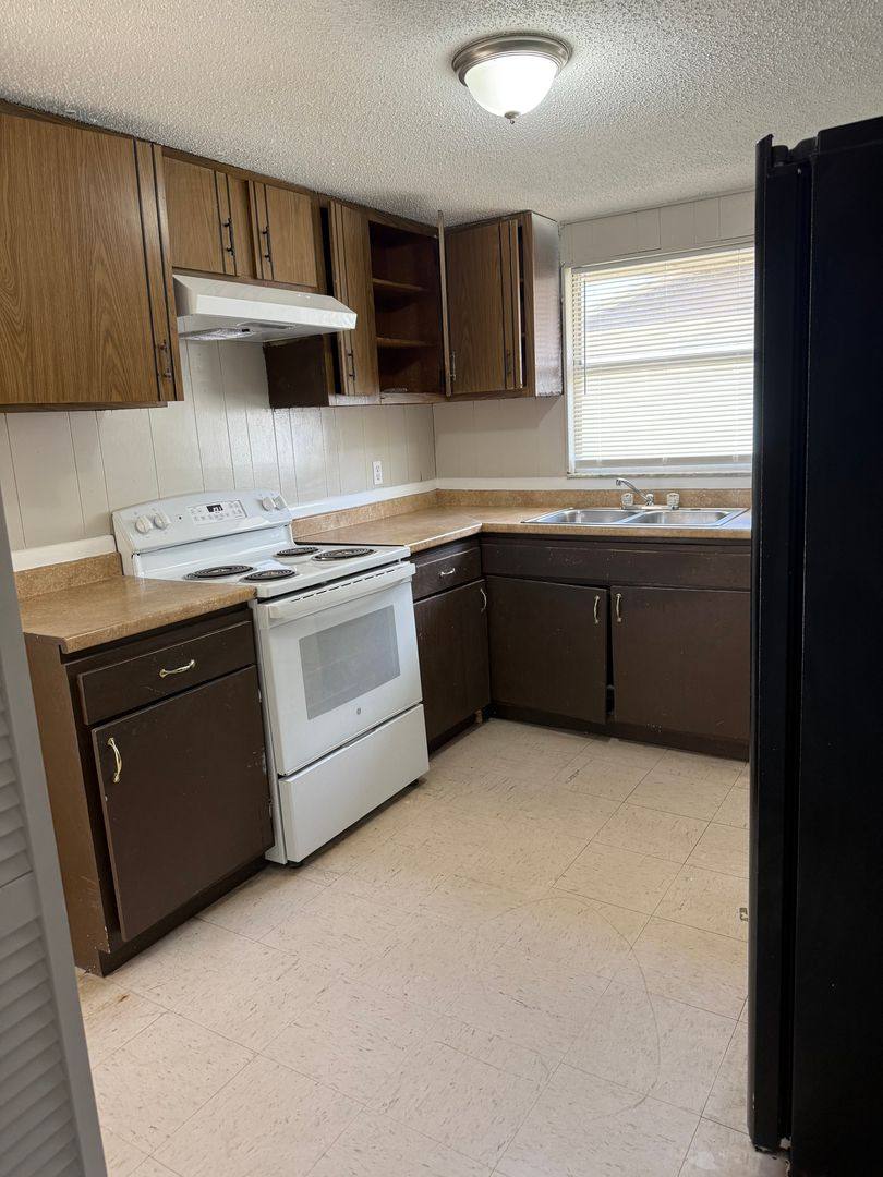 House for rent at 1012 57th Ave Dr E, Bradenton, FL 34203
