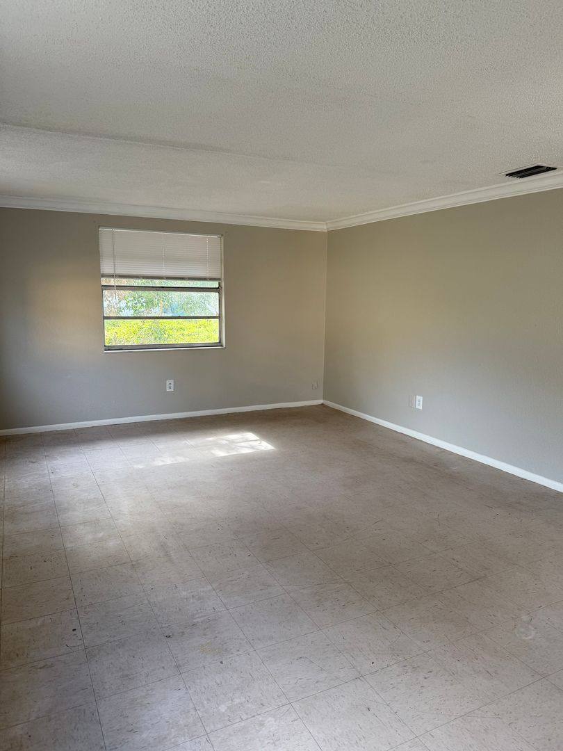 House for rent at 1012 57th Ave Dr E, Bradenton, FL 34203