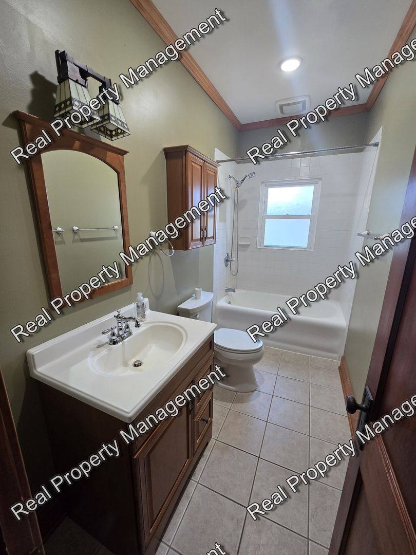 House for rent at 822 Jefferson St, Valparaiso, IN 46383