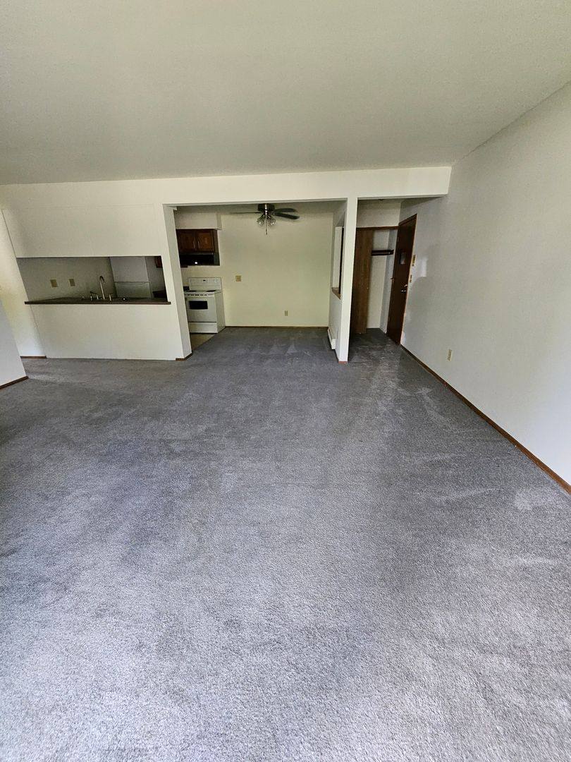 Apartment for rent at 1385 Meadowcreek Dr, Pewaukee, WI 53072
