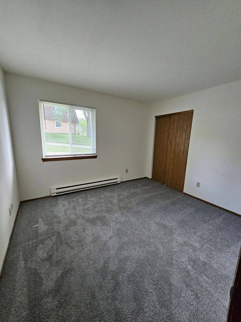 Apartment for rent at 1385 Meadowcreek Dr, Pewaukee, WI 53072