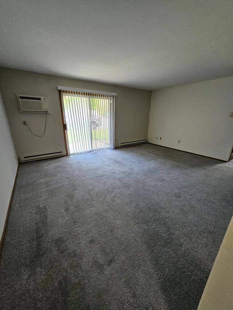 Apartment for rent at 1385 Meadowcreek Dr, Pewaukee, WI 53072