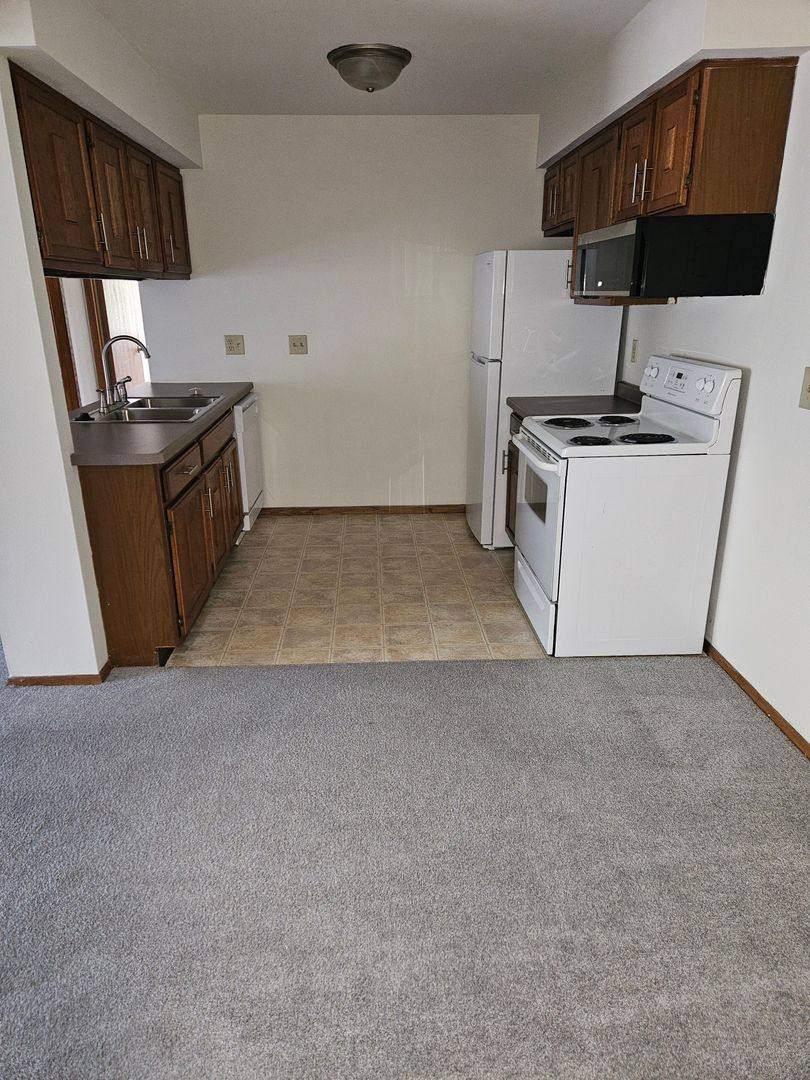 Apartment for rent at 1385 Meadowcreek Dr, Pewaukee, WI 53072