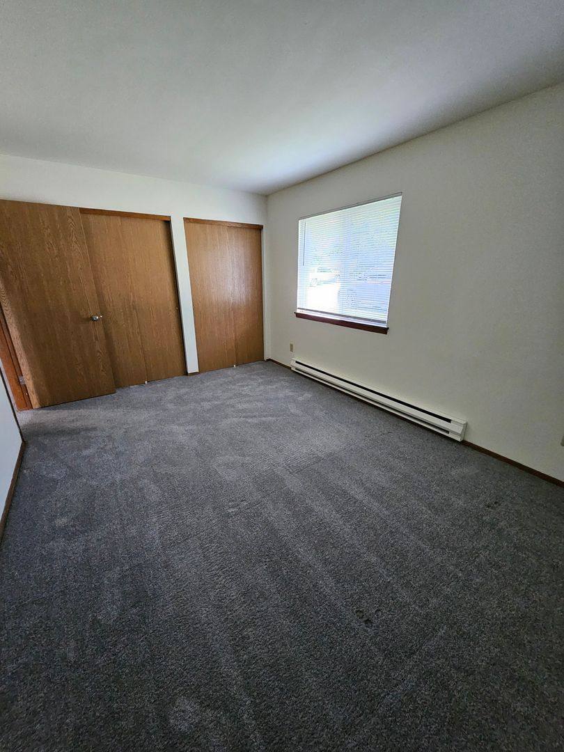 Apartment for rent at 1385 Meadowcreek Dr, Pewaukee, WI 53072