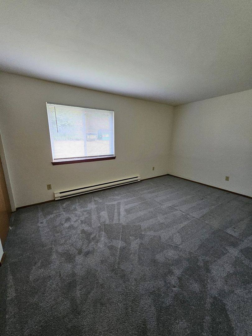 Apartment for rent at 1385 Meadowcreek Dr, Pewaukee, WI 53072