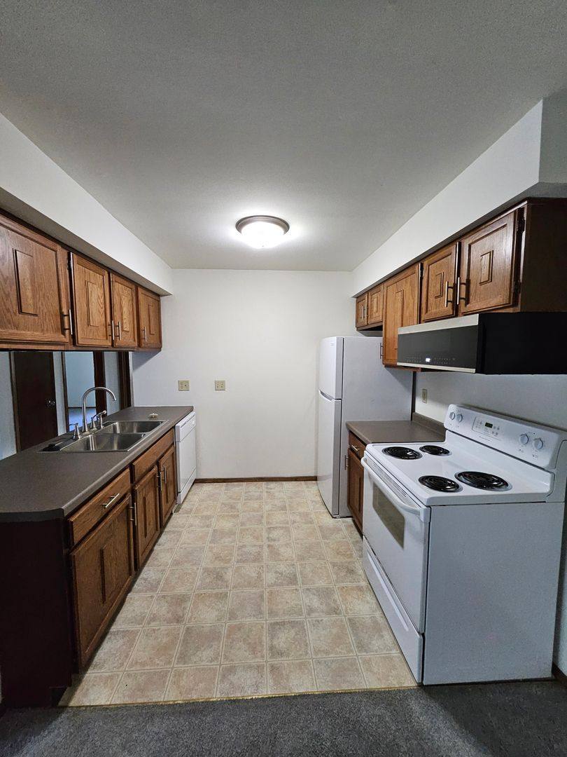 Apartment for rent at 1385 Meadowcreek Dr, Pewaukee, WI 53072