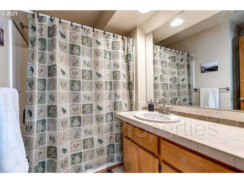 House for rent at 7627 SW Skyhar Dr, Portland, OR 97223