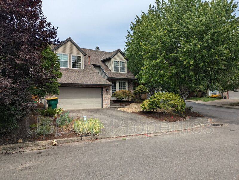 House for rent at 7627 SW Skyhar Dr, Portland, OR 97223