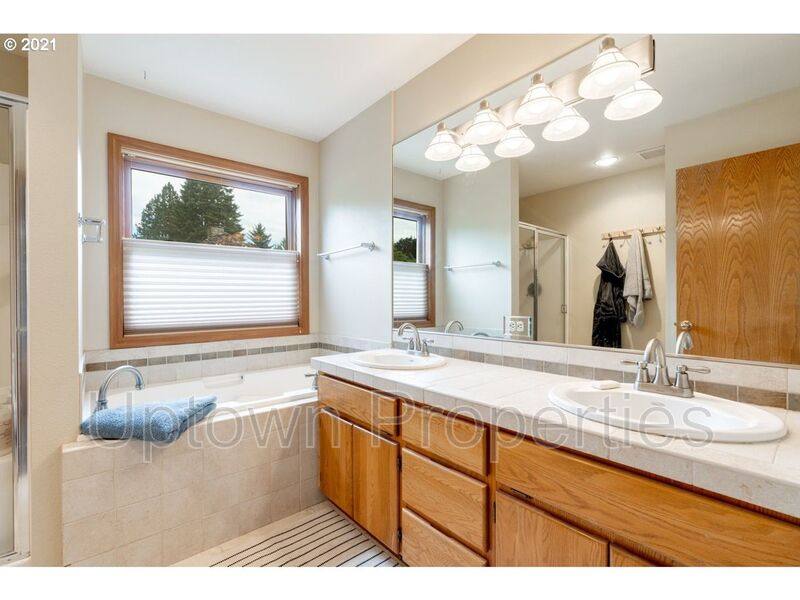 House for rent at 7627 SW Skyhar Dr, Portland, OR 97223