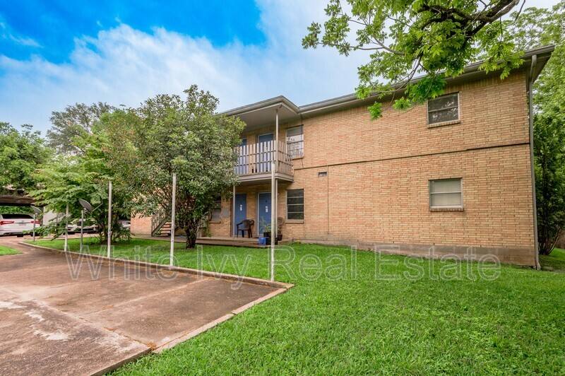 Apartment for rent at 525 12th St #8, Huntsville, TX 77340