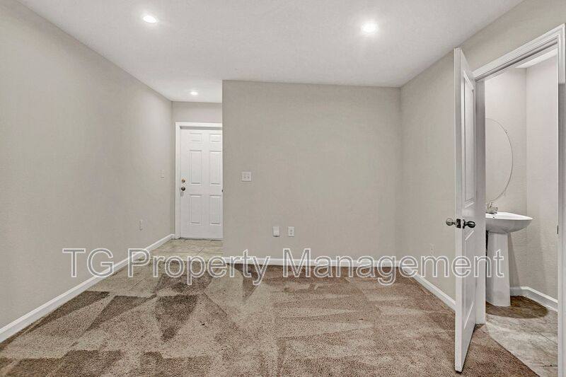Townhouse for rent at 5958 Creekside Crossing Dr, Jacksonville, FL 32210