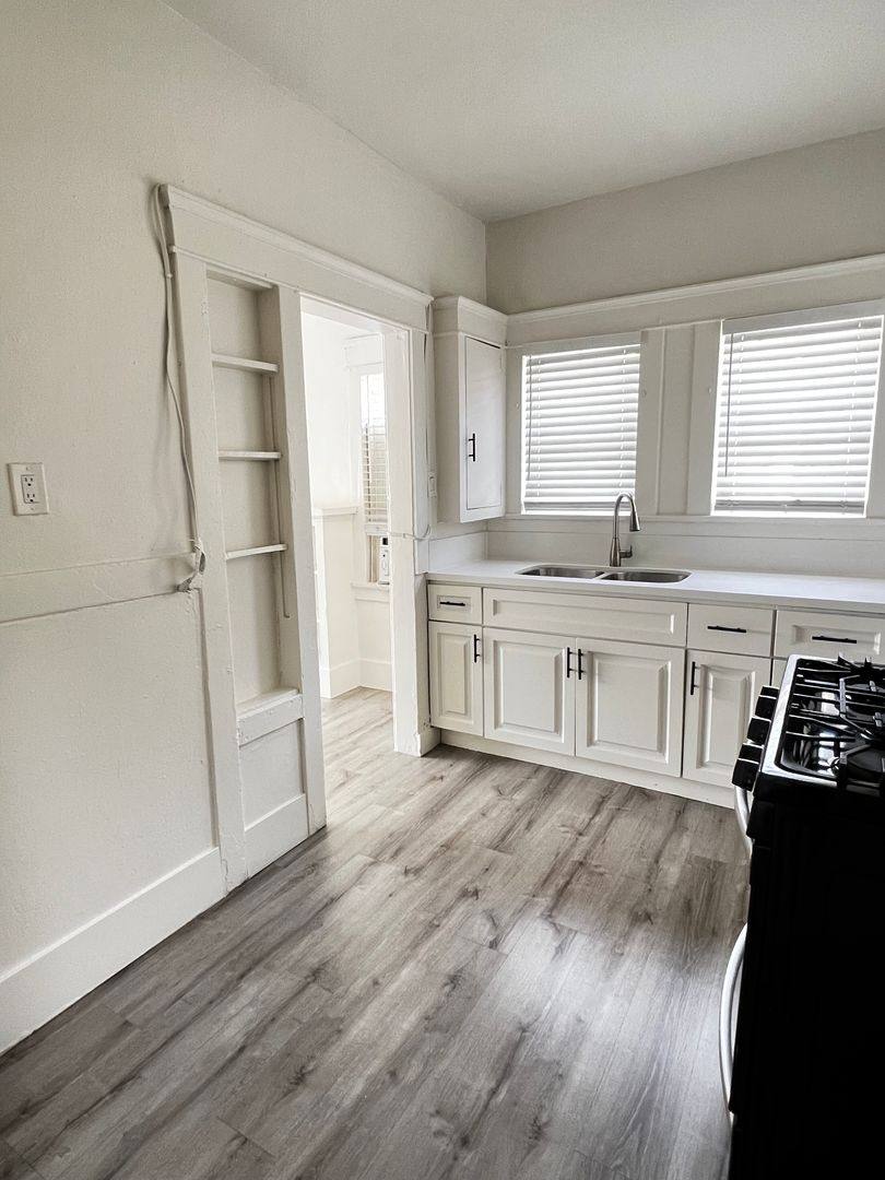 Apartment for rent at 920 N Washington Place, Long Beach, CA 90813