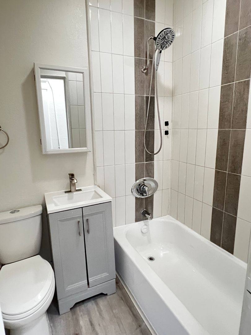 Apartment for rent at 920 N Washington Place, Long Beach, CA 90813