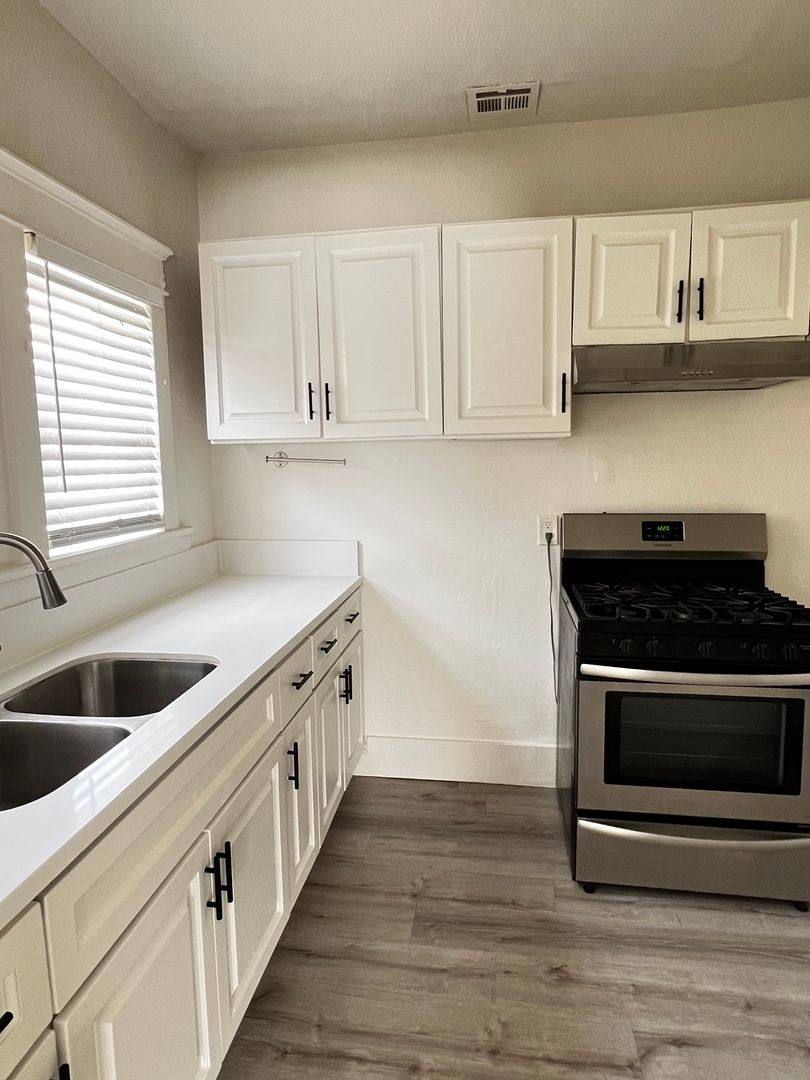 Apartment for rent at 920 N Washington Place, Long Beach, CA 90813
