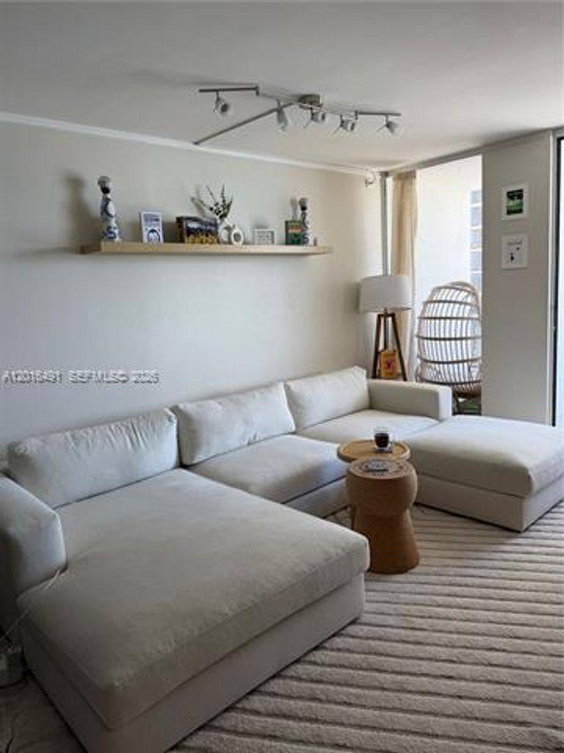 Apartment for rent at 555 NE 15th St, Miami, FL 33132