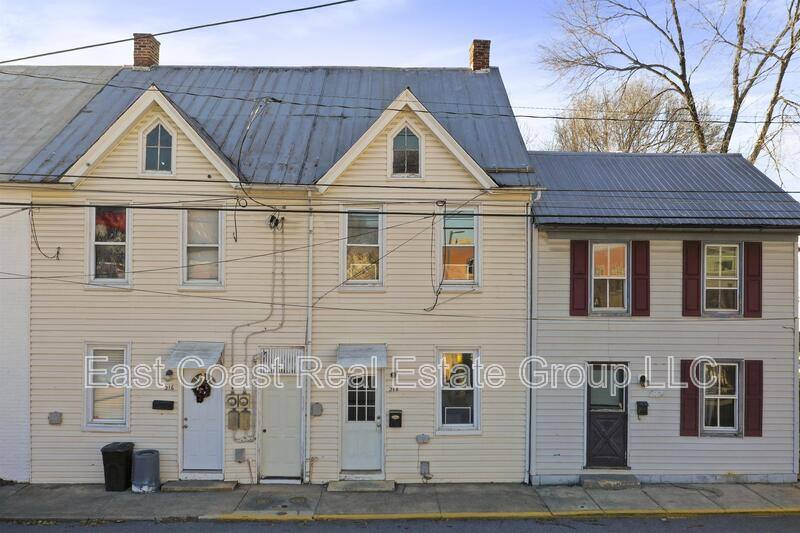 Townhouse for rent at 218 N College St, Martinsburg, WV 25401