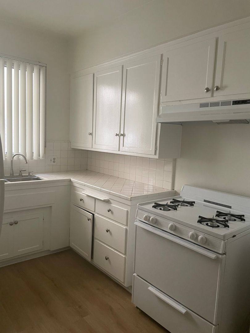 Apartment for rent at 320 S Elm Dr, Beverly Hills, CA 90212
