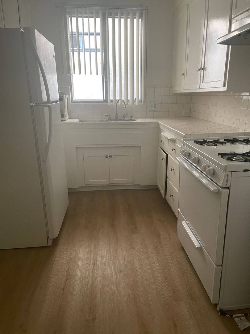 Apartment for rent at 320 S Elm Dr, Beverly Hills, CA 90212