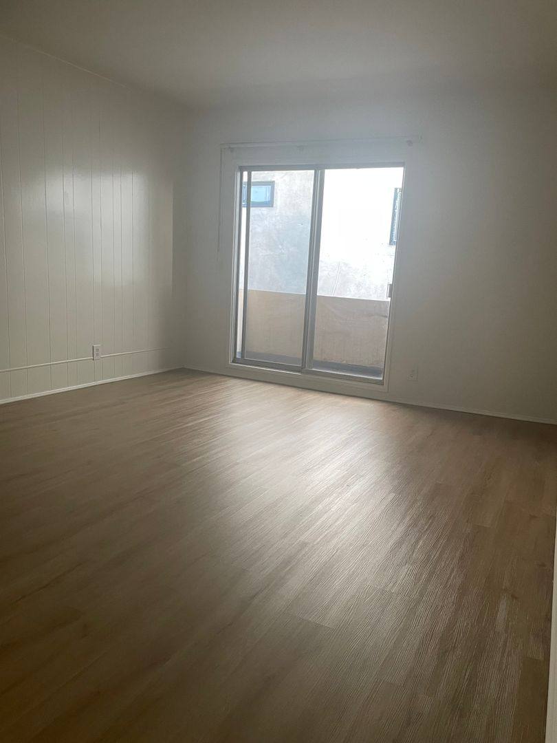 Apartment for rent at 320 S Elm Dr, Beverly Hills, CA 90212