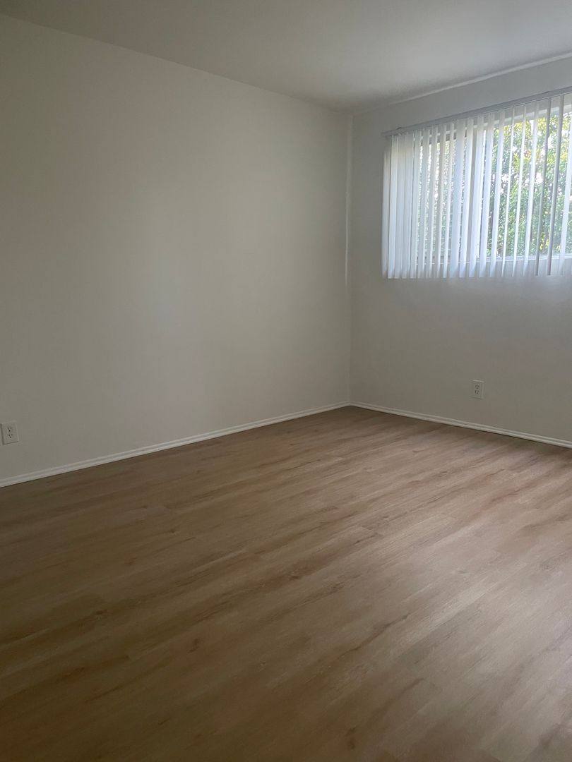 Apartment for rent at 320 S Elm Dr, Beverly Hills, CA 90212