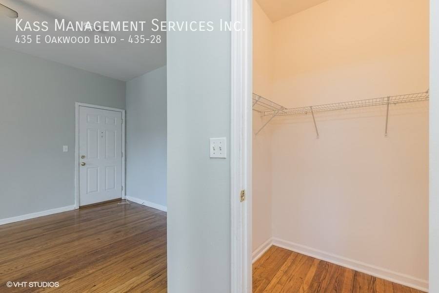 Apartment for rent at 435 E Oakwood Blvd, Chicago, IL 60653