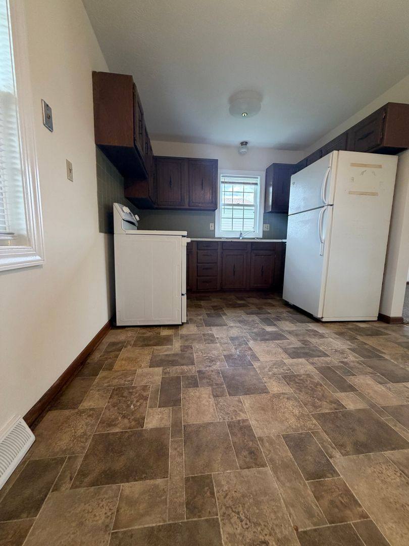 House for rent at 1103 Stratford St, Barberton, OH 44203