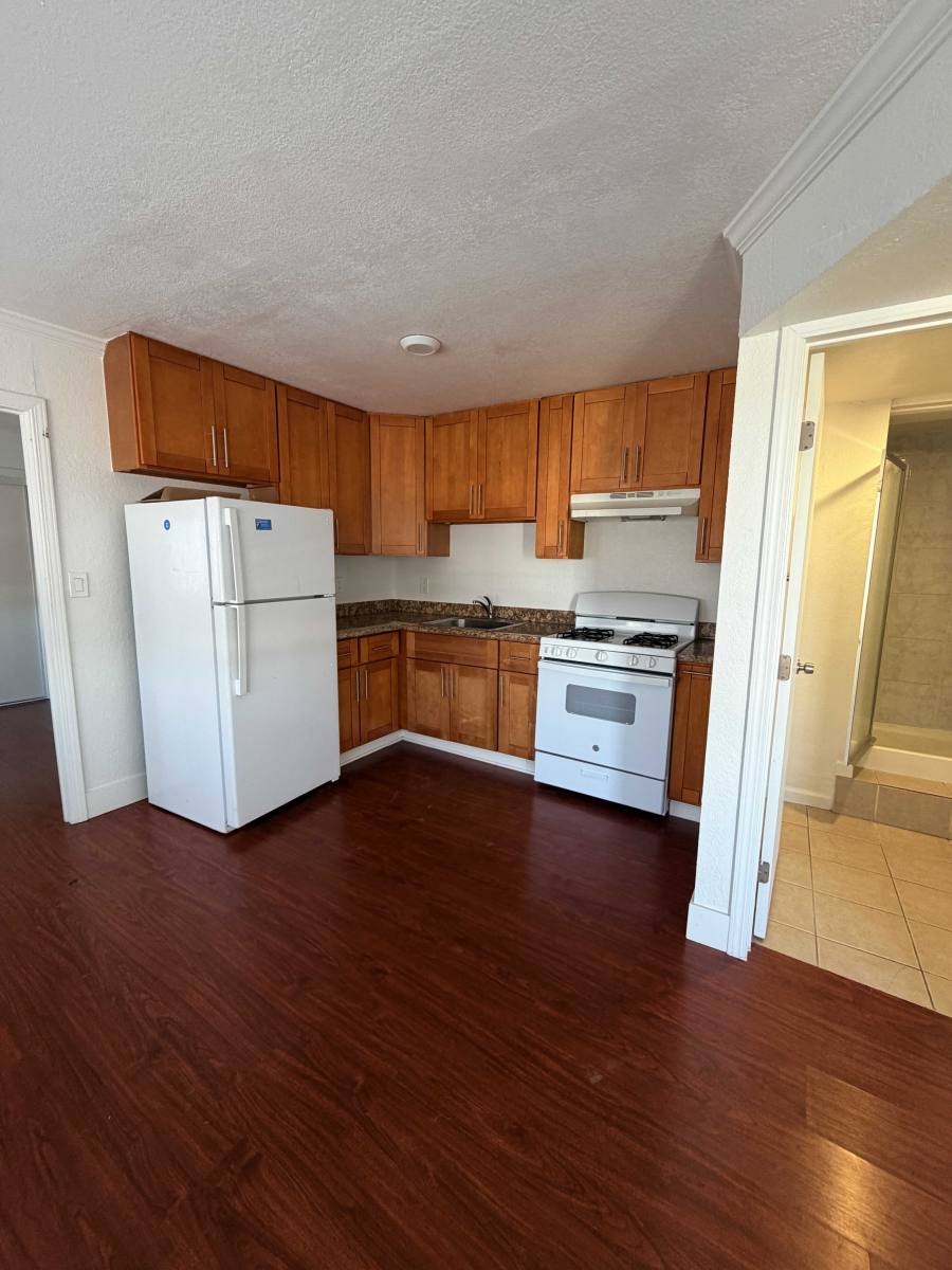 Apartment for rent at 1810 E 25th St, Oakland, CA 94606