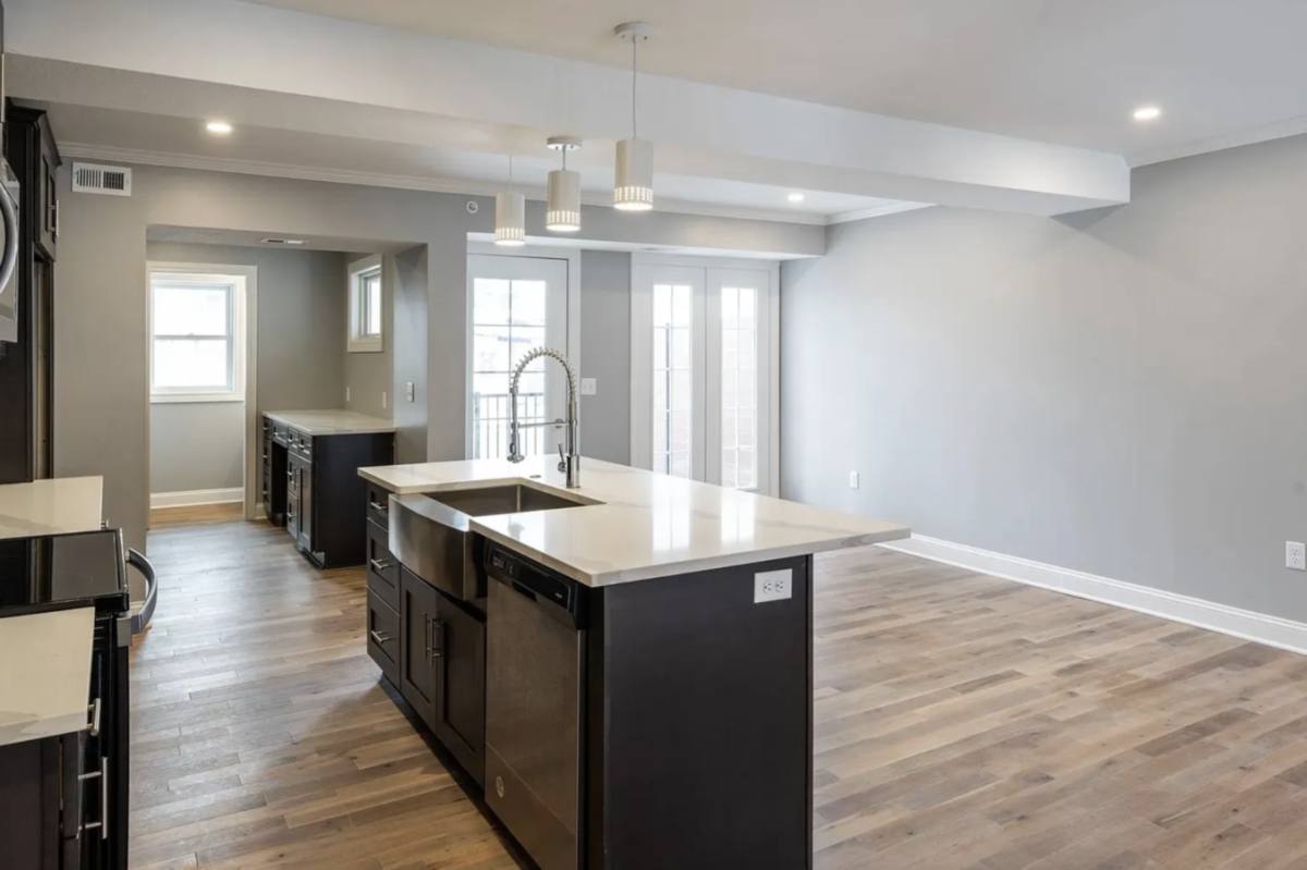 Townhouse for rent at 4464 Broadway Blvd, Kansas City, MO 64111