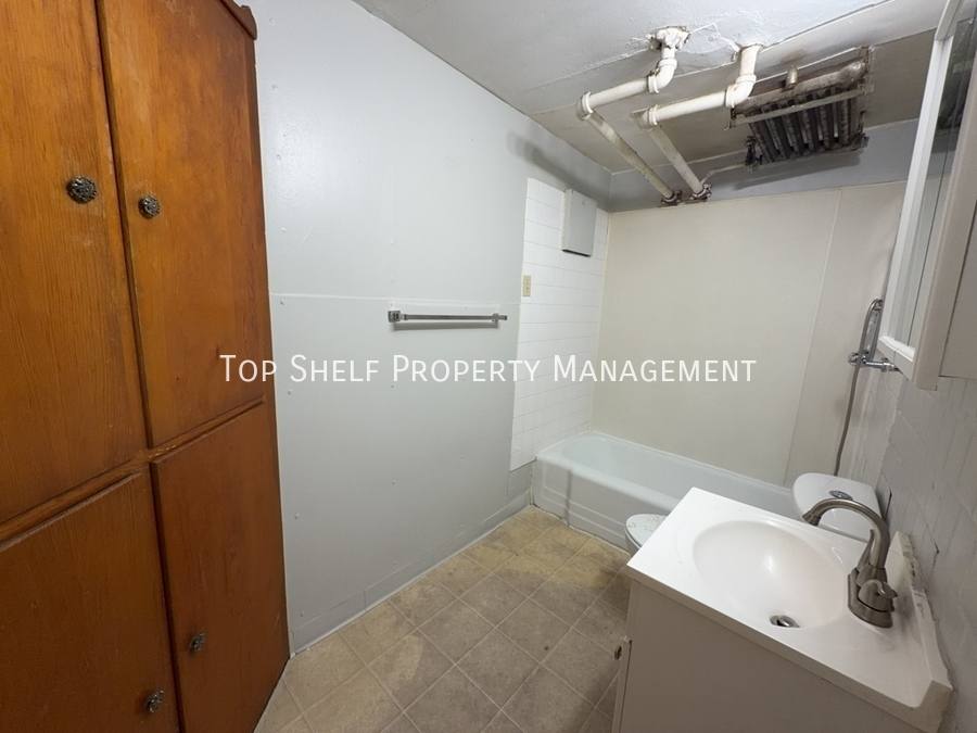 Apartment for rent at 2419 Cottage Grove Ave #8, Des Moines, IA 50311