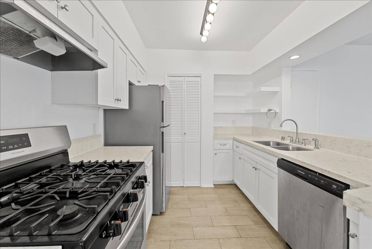Apartment for rent at 174 N Almont Dr #101, Beverly Hills, CA 90211