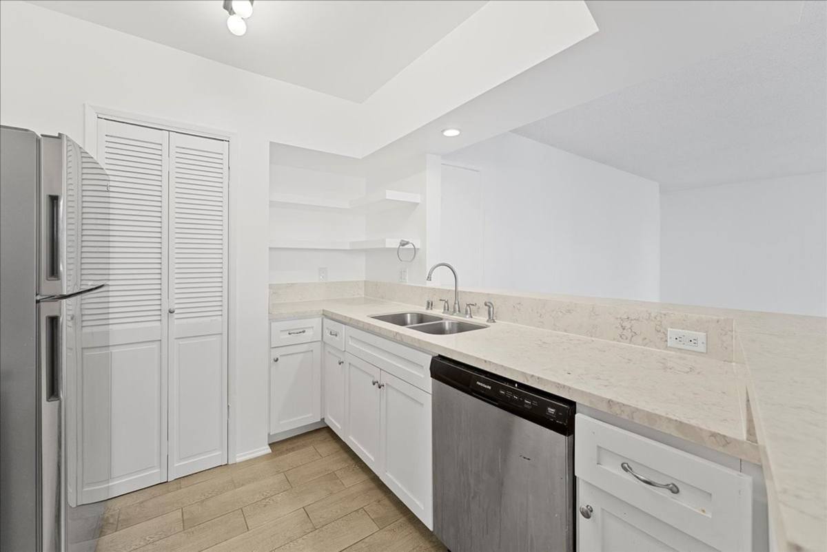 Apartment for rent at 174 N Almont Dr #101, Beverly Hills, CA 90211