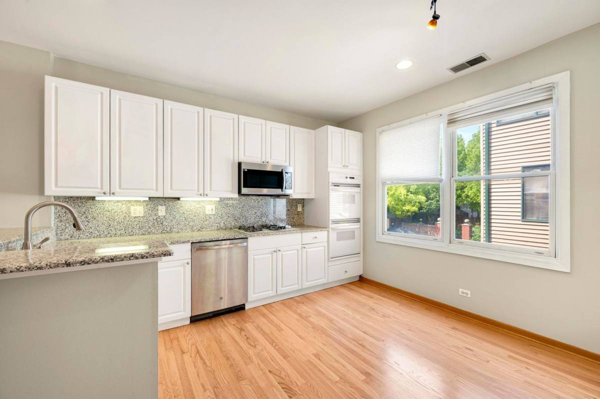Townhouse for rent at 1812 S Dearborn St #12, Chicago, IL 60616