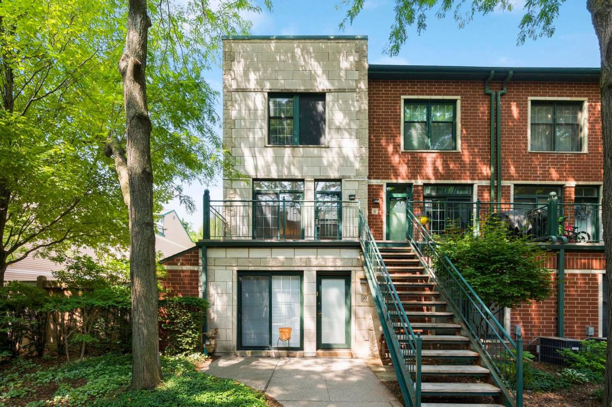Townhouse for rent at 1812 S Dearborn St #12, Chicago, IL 60616