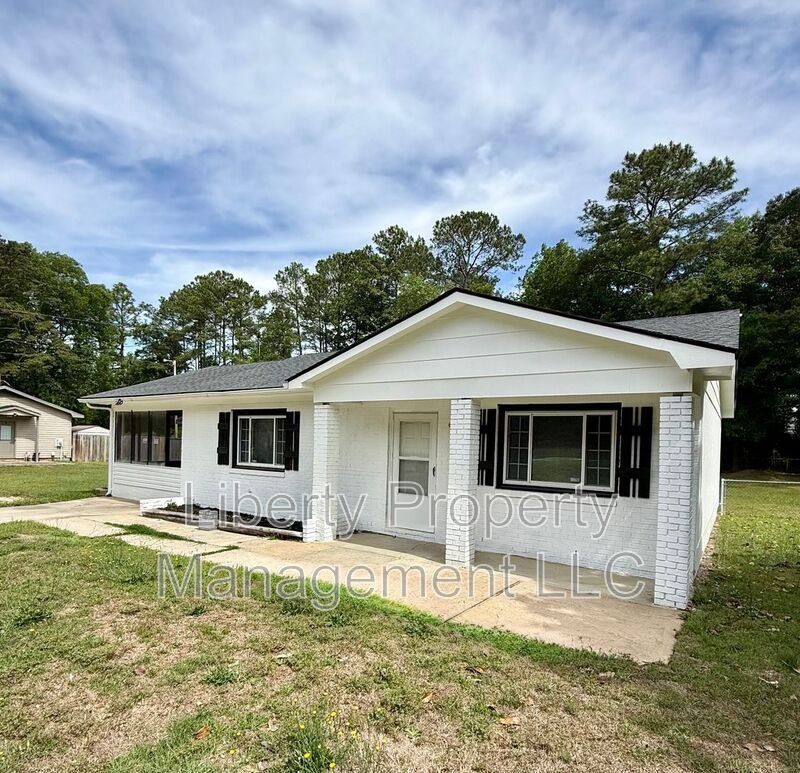 House for rent at 1725 Sand Hill Rd, Hope Mills, NC 28348