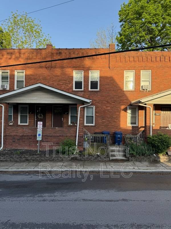 Townhouse for rent at 47 University St, Westerville, OH 43081