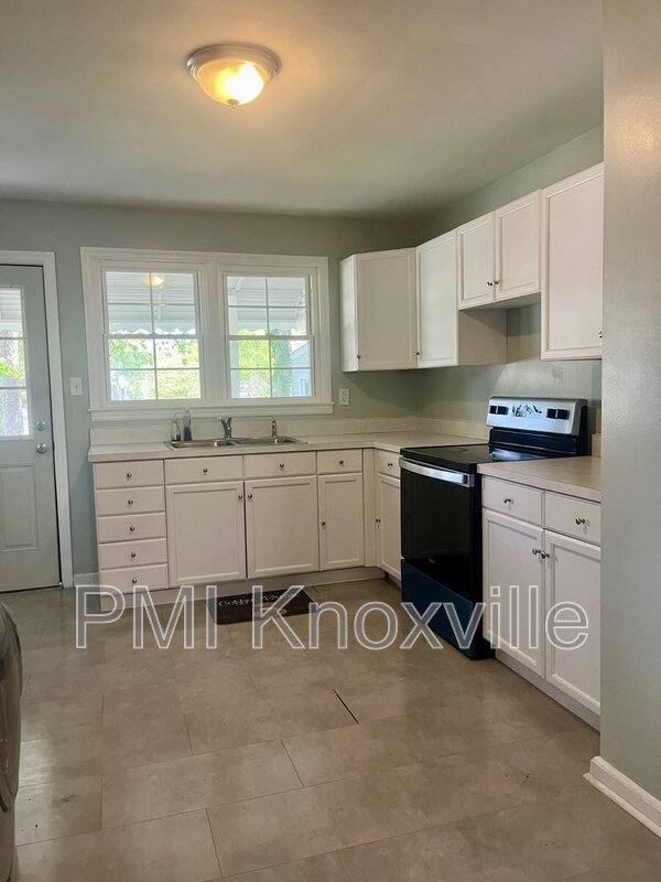 House for rent at 926 Ledgerwood Ave, Knoxville, TN 37917