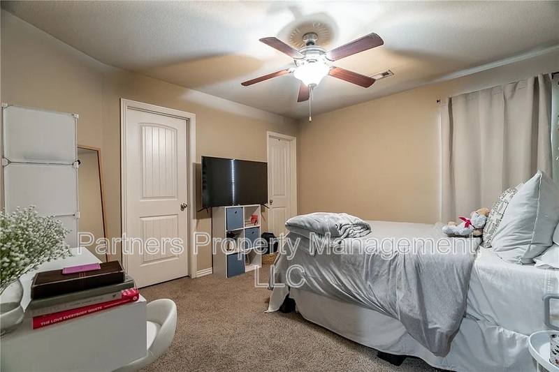 House for rent at 606 N Tennyson Lane, Fayetteville, AR 72704