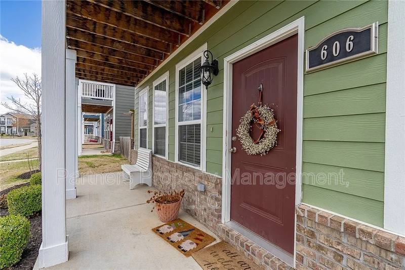 House for rent at 606 N Tennyson Lane, Fayetteville, AR 72704