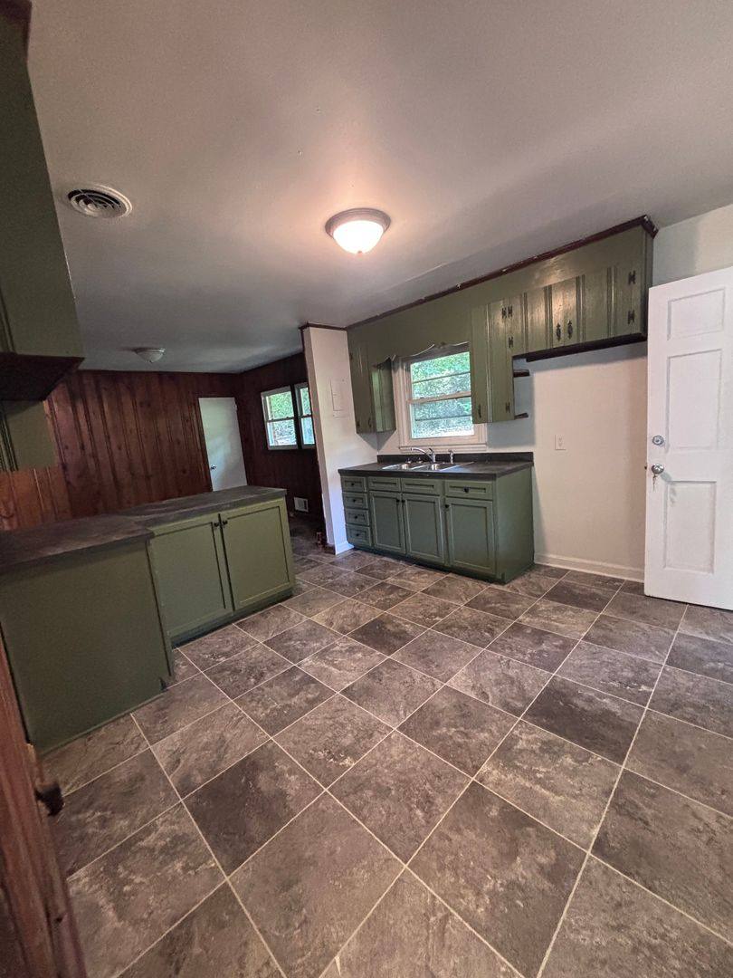 House for rent at 924 Crestmere St, Charlotte, NC 28208