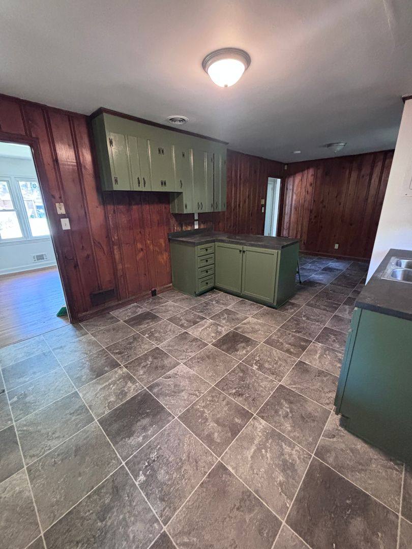 House for rent at 924 Crestmere St, Charlotte, NC 28208