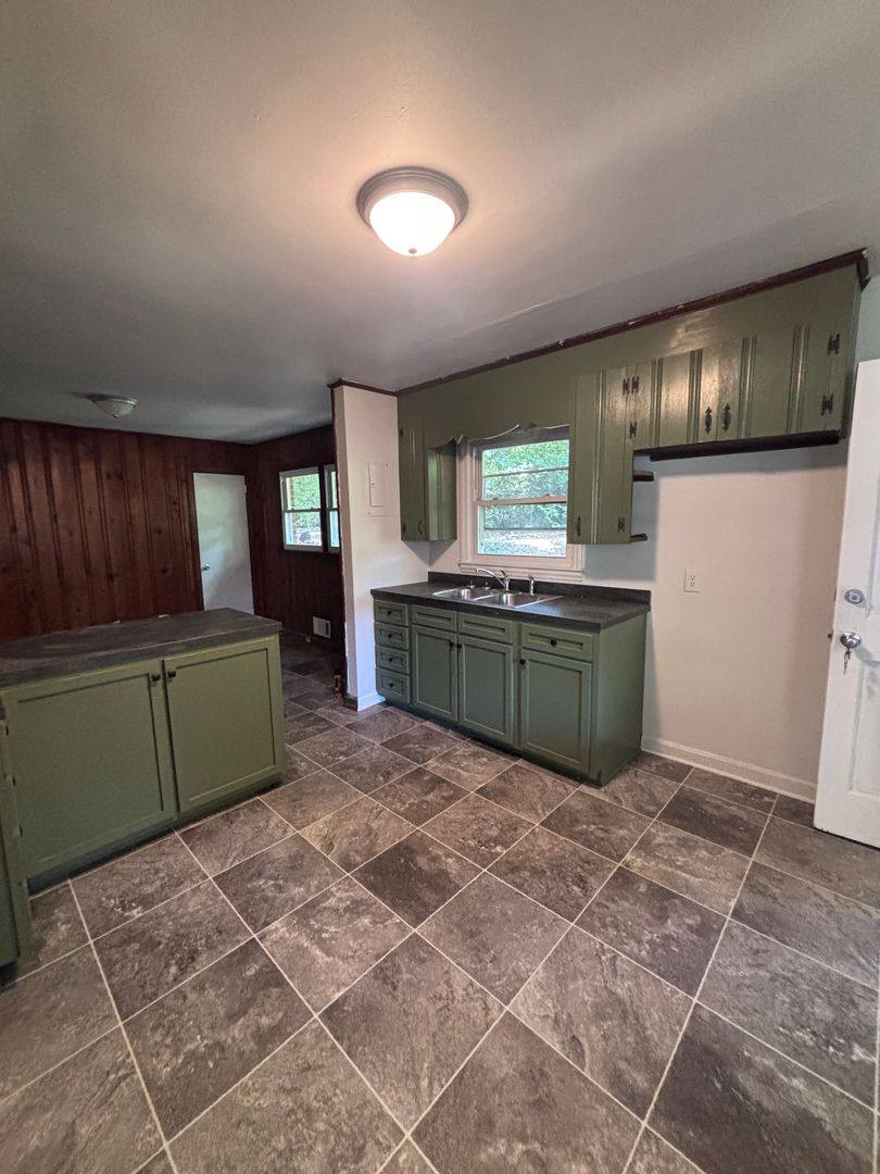 House for rent at 924 Crestmere St, Charlotte, NC 28208