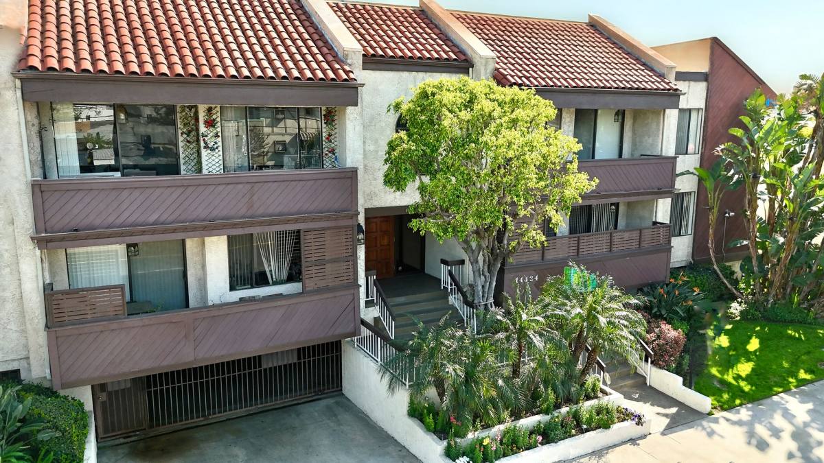 Apartment for rent at 14424 Magnolia Blvd, Sherman Oaks, CA 91423