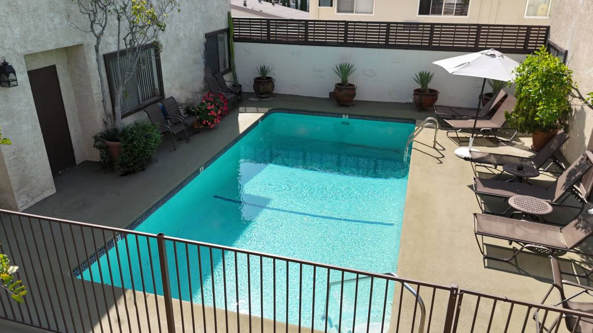Apartment for rent at 14424 Magnolia Blvd, Sherman Oaks, CA 91423