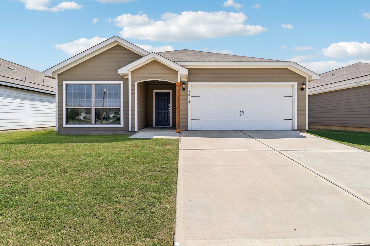 Townhouse for rent at 425 Beall St, Denton, TX 76207