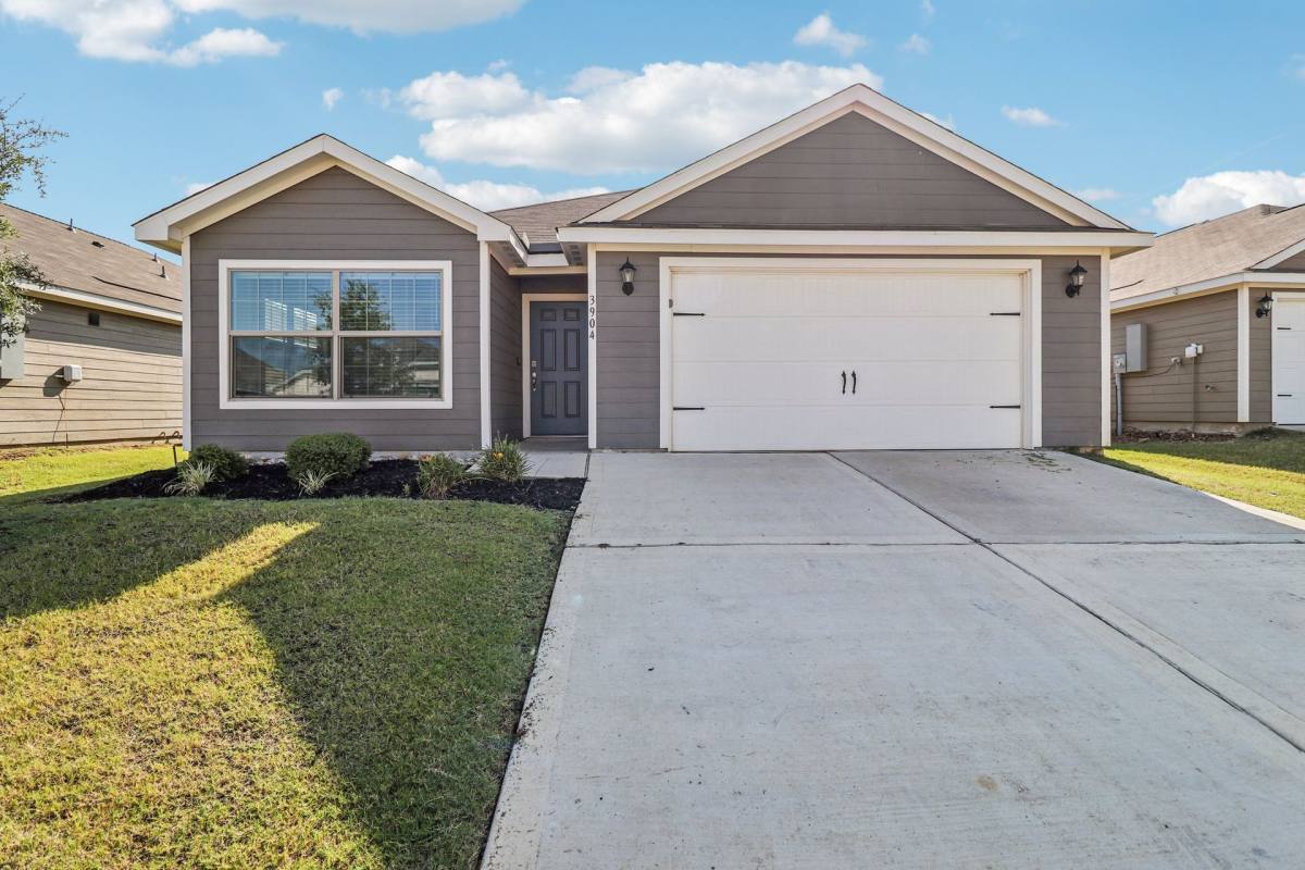 Townhouse for rent at 425 Beall St, Denton, TX 76207