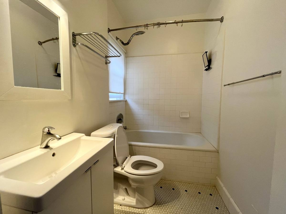 Apartment for rent at 933 Ocean Ave, Santa Monica, CA 90403
