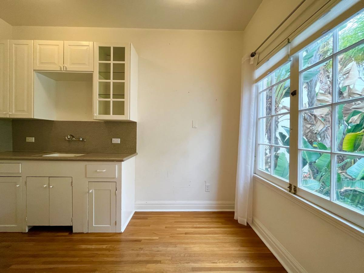 Apartment for rent at 933 Ocean Ave, Santa Monica, CA 90403