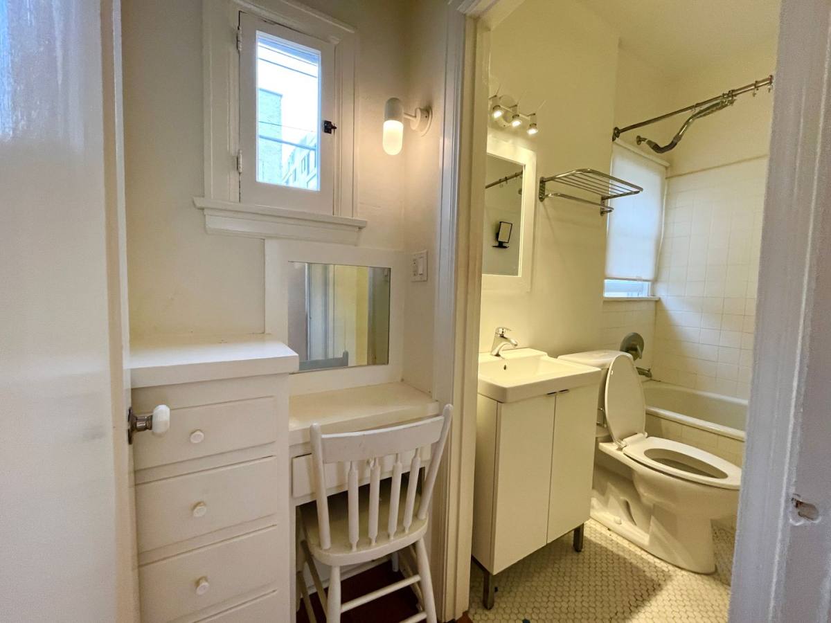 Apartment for rent at 933 Ocean Ave, Santa Monica, CA 90403