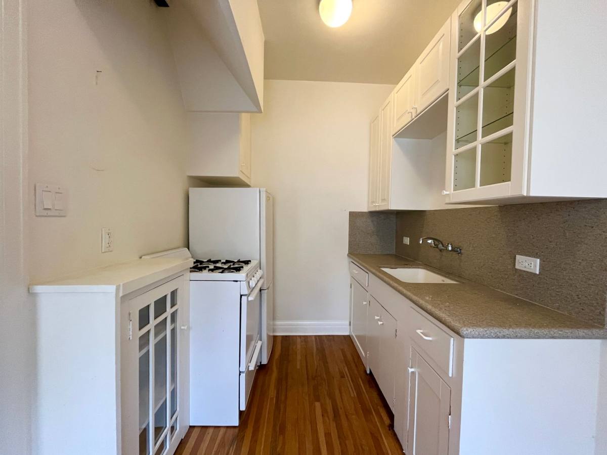 Apartment for rent at 933 Ocean Ave, Santa Monica, CA 90403